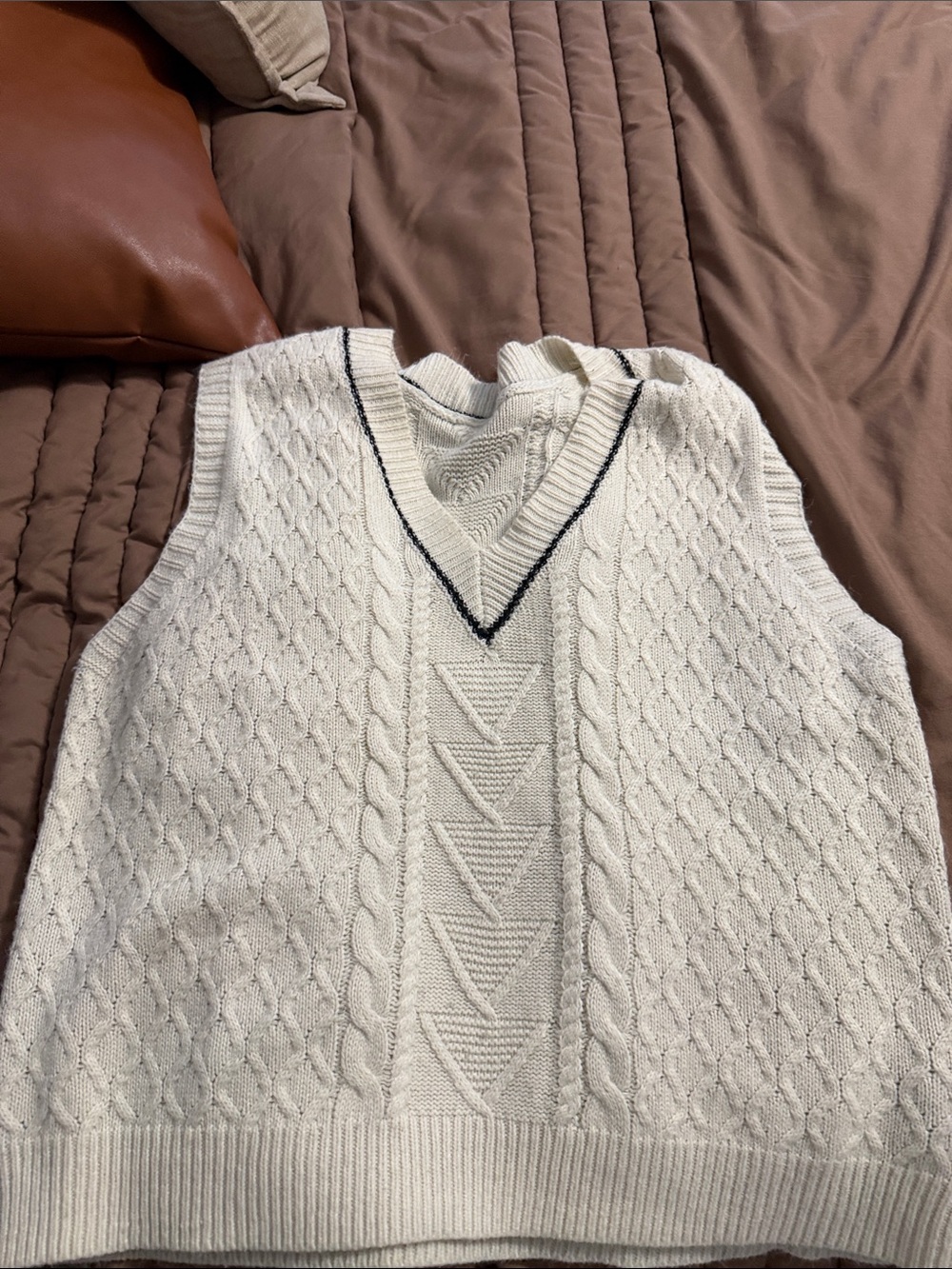 SHEIN Ivory Cable Knit V-Neck Sweater Vest with Navy Trim
